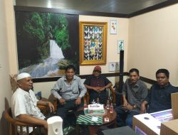 Peduli Lingkungan Kapolda Jatim Tanam dan Berbagi Bibit 3.000 Pohon di Gresik