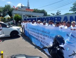 Bersama Polisi Jaga Jalur Penyeberangan di Pelabuhan Rakyat Pokmas Kelautan Banyuwangi Dukung WWF ke -10