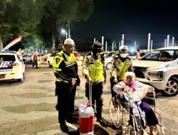 Aksi Polwan Polres Lumajang Sigap Bantu Calon Jamaah Haji Lansia