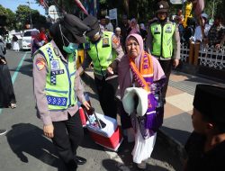 Polisi Ramah Lansia Beri Layanan Prima Pemberangkatan CJH Situbondo