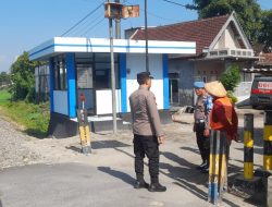 Polsek Pagu Rutin Pantau Perlintasan Rel KA Tanpa Palang Pintu Cegah Laka Lantas