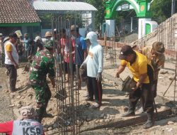 Peduli Sarana Ibadah, Personel Polsek Kunjang Kerja Bakti Pengecoran Masjid Baitus Syakur