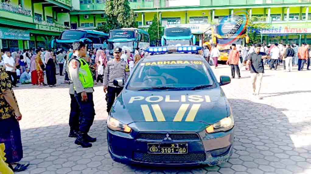Personil Polsek Babat Berikan Pengamanan Dalam Pemberangkatan Calon Jamaah Haji