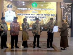 Plt Bupati Sidoarjo Serahkan SK Perpanjangan Masa Jabatan Kades Tahun 2024
