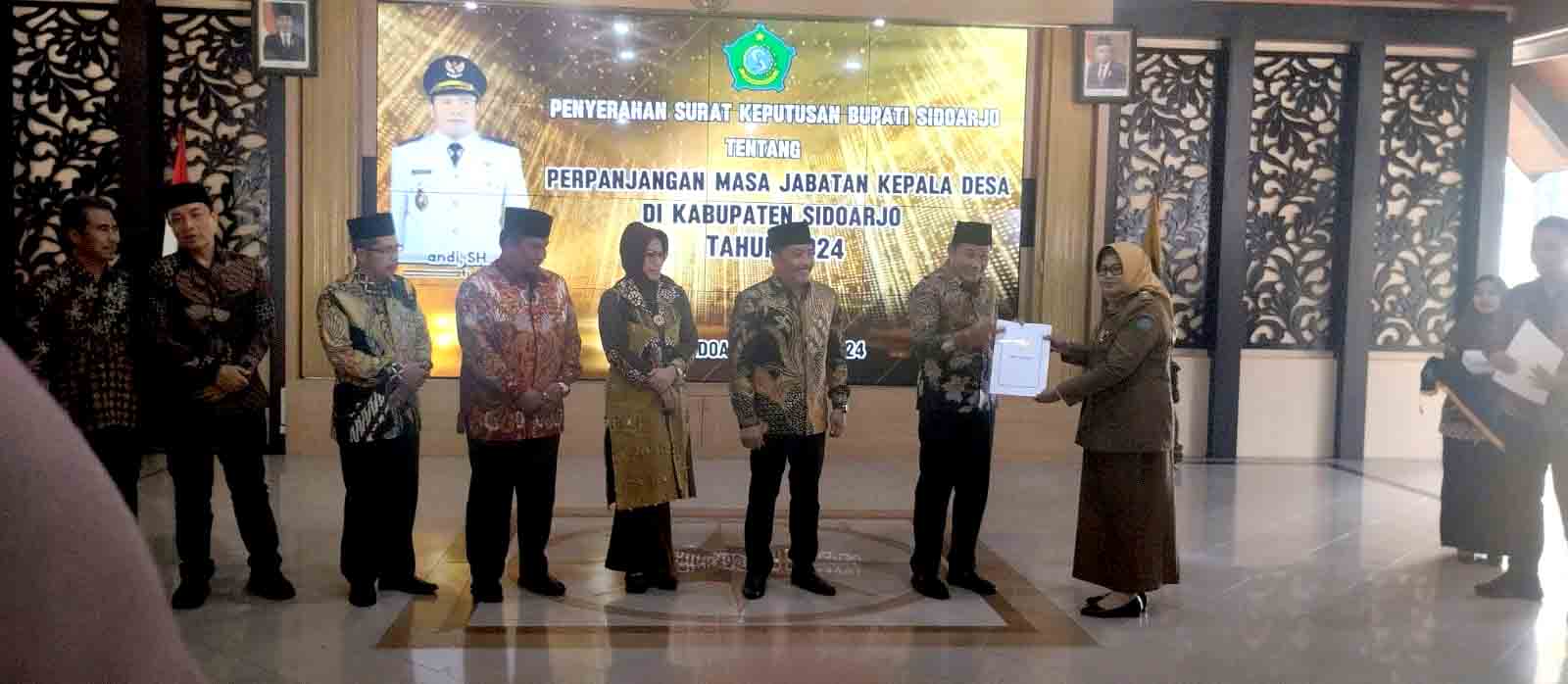 Plt Bupati Sidoarjo Serahkan Sk Perpanjangan Masa Jabatan Kades Tahun 2024