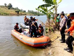 Polres Ngawi Bersama Tim SAR Gabungan Berhasil Evakuasi Korban Tenggelam di Waduk