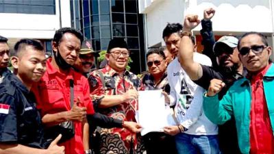 Ratusan Insan Pers Jawa Timur Unjukrasa Di Depan Dprd Surabaya, Tolak Ruu Penyiaran 2