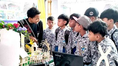 Smpn 2 Kedungpring Demokan Inovasi Smart Plant Hydrator Di Pameran Pendidikan 2