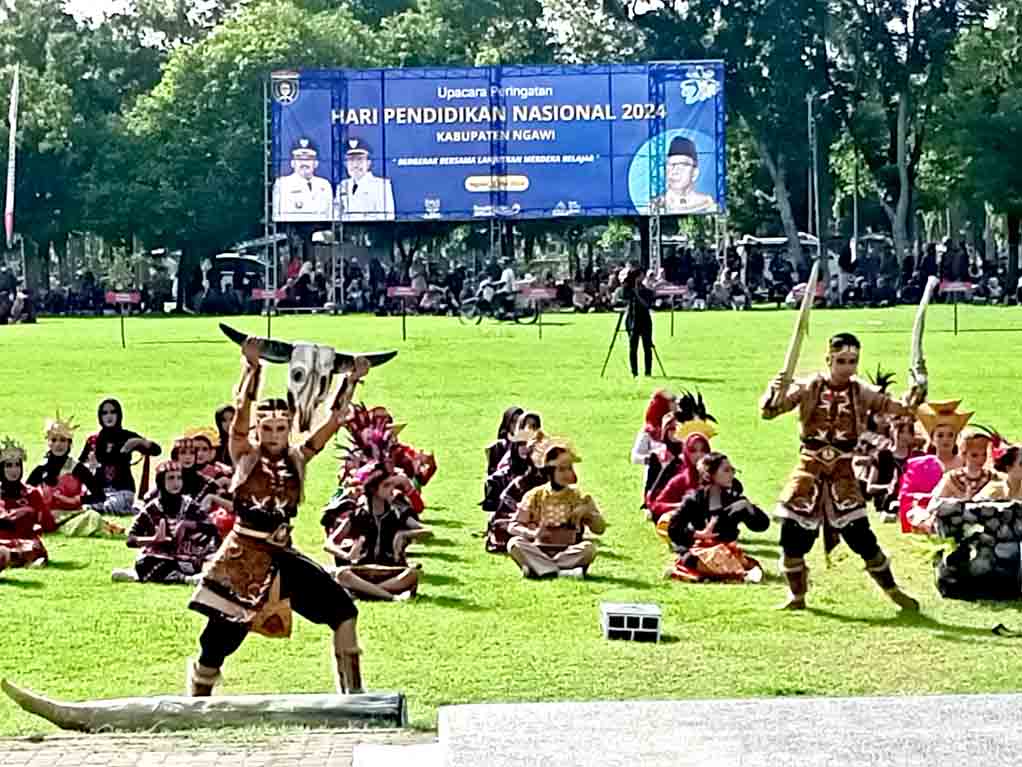 Serba Serbi Baju Adat Warnai Upacara Hardiknas