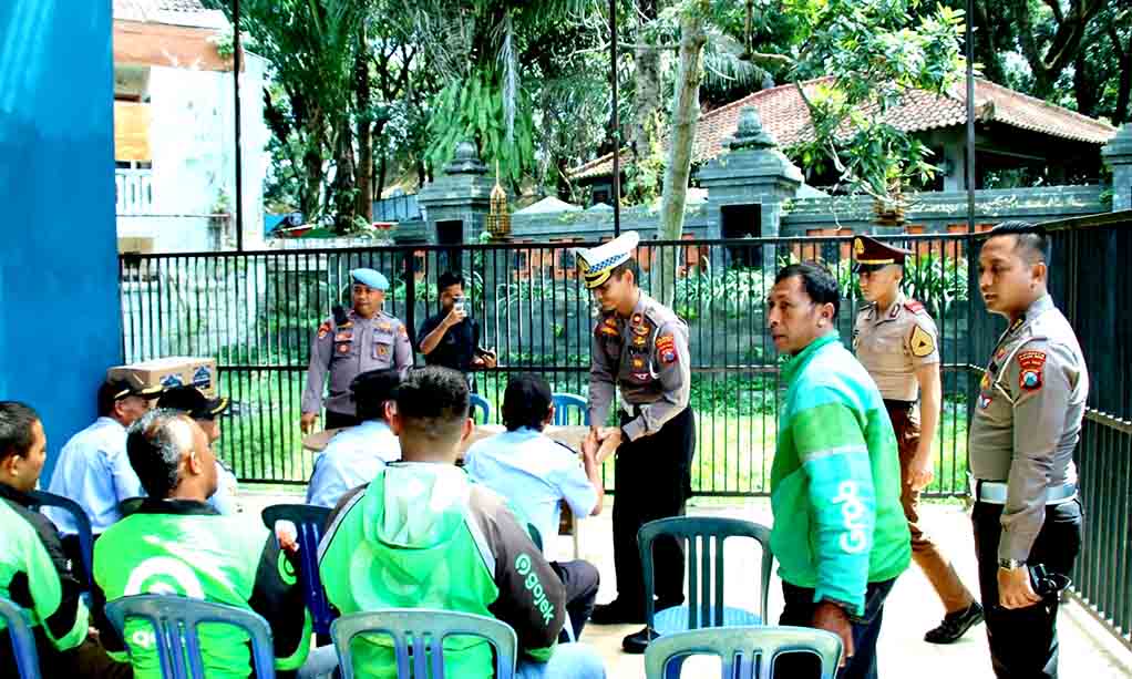 Tebar Kepedulian, Polresta Malang Kota Ajak Taruna Akpol Gelar Bansos Untuk Driver Ojol Dan Kamling Udara