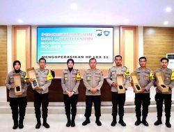 Wakapolres Kediri Pimpin Pendistribusian Alat Komunikasi Penunjang Pelaksanaan Tugas Bhabinkamtibmas
