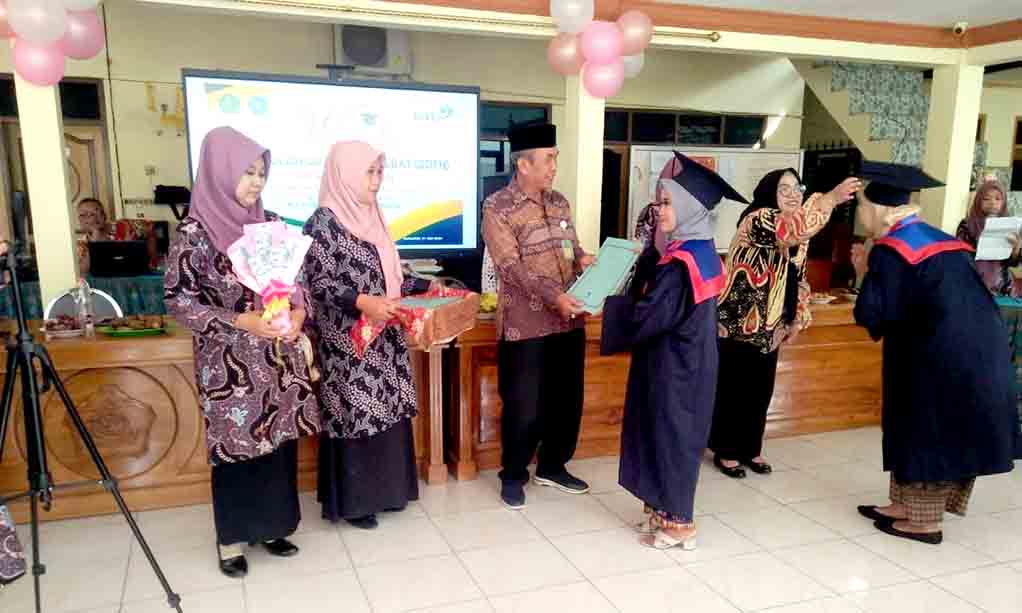 Wisuda Sekolah Orang Tua Hebat (soth) Di Desa Kebaron 3
