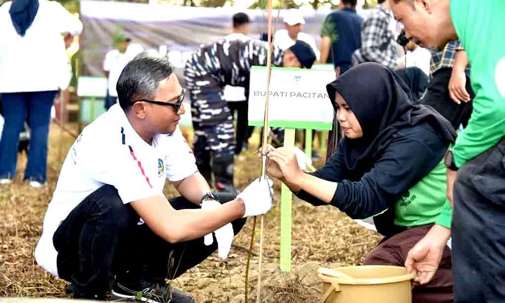 Dibuka Bupati Pacitan Ribuan Massa Gelar Aksi Bersih Pesisir