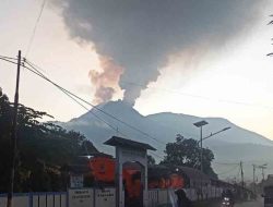 Gunung Lewotobi Laki-Laki di NTT Erupsi