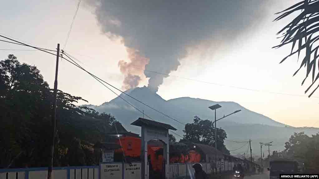 Gunung Lewotobi Laki Laki Di Ntt Erupsi