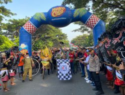 Laksanakan Pam dan Gatur Lalin, Polsek Ngasem Pastikan Keselamatan Peserta Ngonthel Bareng Mas Bup dan KOSTI