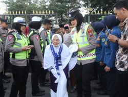 Ramah Lansia Puluhan Polwan Polres Trenggalek Dikerahkan Bantu Calon Jamaah Haji
