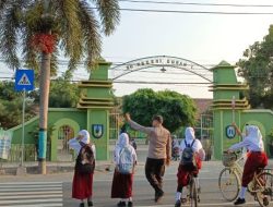 Polsek Gurah Gatur Lalin Bantu Pelajar dan Warga Menyebrang Jalan