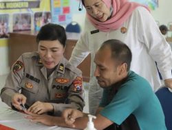 Polwan Polres Mojokerto Peduli Beri Motivasi Lansia di Panti Jompo