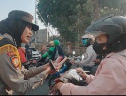 Polwan Polres Mojokerto Berbagi Coklat Ajak Masyarakat Tertib Lalu Lintas