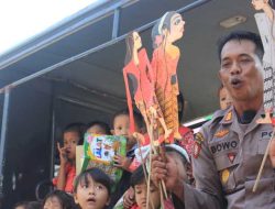 Keliling ke Sekolah-Sekolah, Polisi Kediri Edukasi Pencegahan Bullying Lewat Wayang