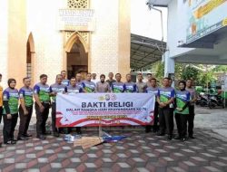 Sambut Hari Bhayangkara 78, Polres Kediri Kota Gelar Bakti Religi Bersihkan Masjid
