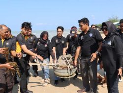 Gerakan Peduli Lingkungan Polres Pamekasan Bersama Media dan Komunitas Vespa Bersihkan Pantai
