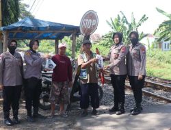 Rayakan Idul Adha, Polwan Polres Pasuruan Berbagi Daging Hewan Kurban untuk Penjaga Perlintasan Kereta
