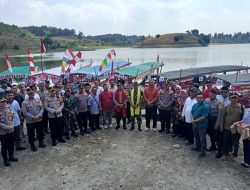 Tarik Wisatawan, Polres Ngawi Gelar Lomba Perahu Hias di Waduk Sangiran Bringin