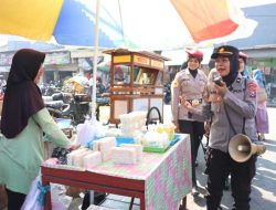 Polwan Polres Mojokerto Kota Blusukan ke Pasar Beri Himbauan Kamtibmas