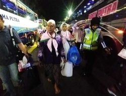 Sigap dan Senyum Ikhlas Polwan Polres Bojonegoro Layani Kepulangan Jamaah Haji