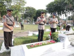 Maknai Perjuangan, Waka Polda Jatim Pimpin Ziarah ke Makam Pahlawan di Hari Bhayangkara ke – 78