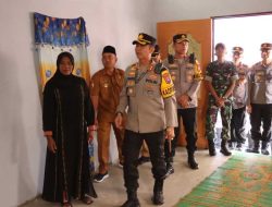 Sujud Syukur Keluarga Penerima Bedah Rumah Presisi dari Polres Bojonegoro