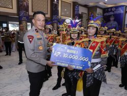 Wakapolda Jatim Serahkan Trophy 3 Pemenang Lomba Pocil Sambut Hari Bhayangkara ke -78
