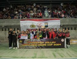 Hari Bhayangkara ke-78, AKBP Bimo Tutup dan Serahkan Hadiah Turnamen Bola Voli Kapolres Kediri Cup 2024