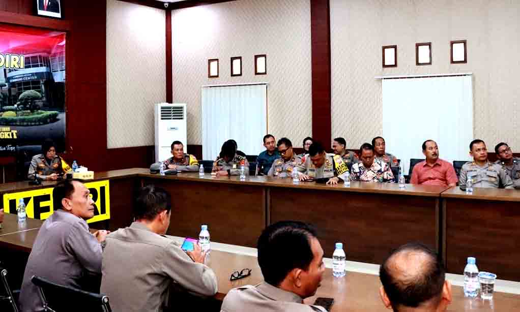 Kapolres Kediri Melalui Zoom Meeting Hadiri