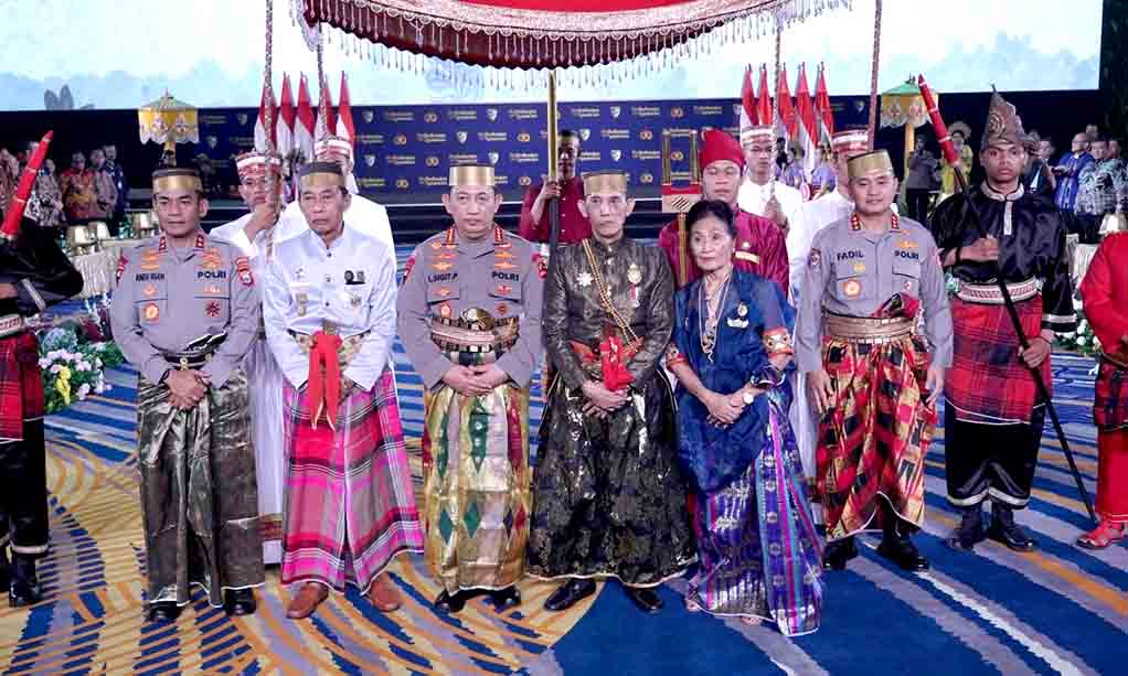 Kapolri Diberi Gelar Adat Pusaka Oleh Dewan Adat Dan Kerajaan Di Sulawesi Selatan