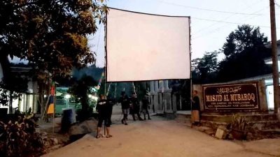 Keseruan Nobar Warga Dan Satgas Tmmd Ke 120 Kodim 0814