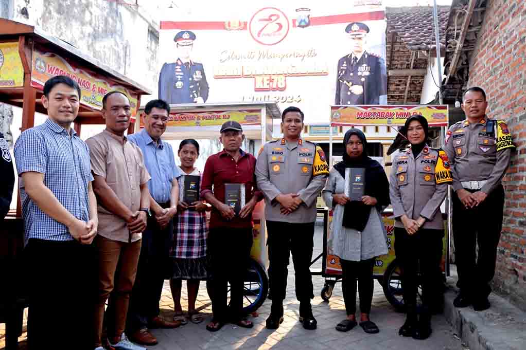 Pemberdayaan Umkm, Polres Kediri Beri Bantuan Gerobak Pk5 Dan Modal Usaha