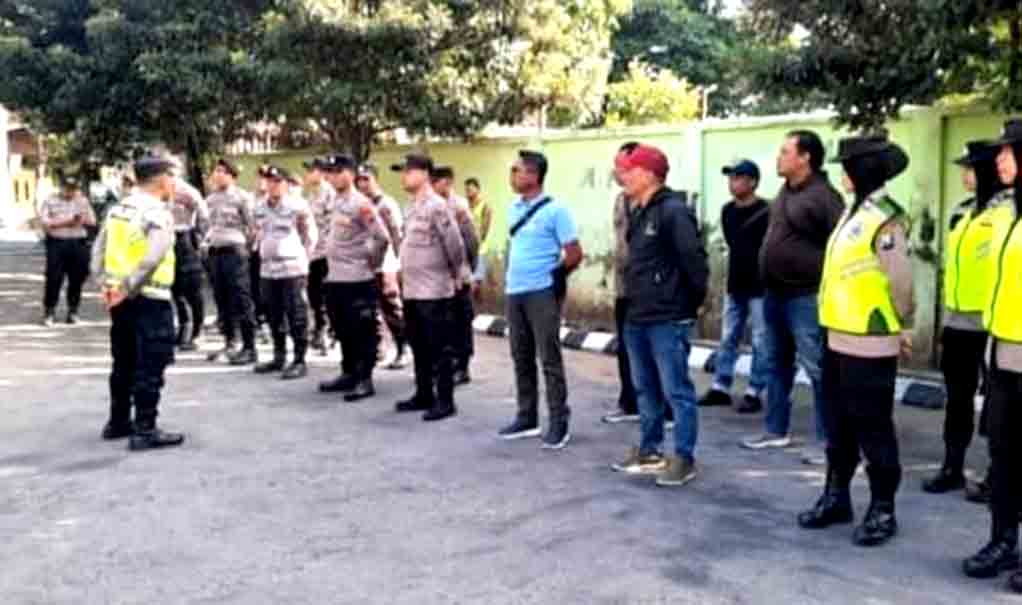 Polres Kediri Pam Aksi Damai Pt. Joyosemoyo Community Di Kantor Cimb Niaga Auto Finance Kediri