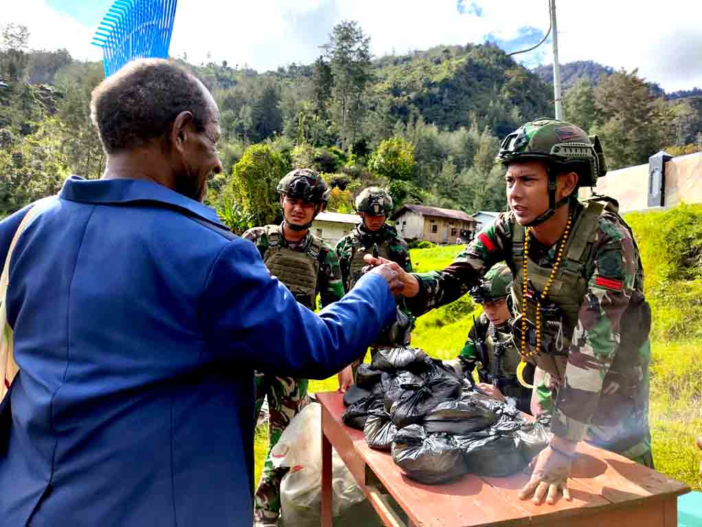 Prajurit Buaya Putih Berbagi Kasih Di Pedalaman Papua