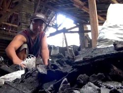 Produsen Arang di Jombang Kuwalahan Penuhi Permintaan Jelang Idul Adha