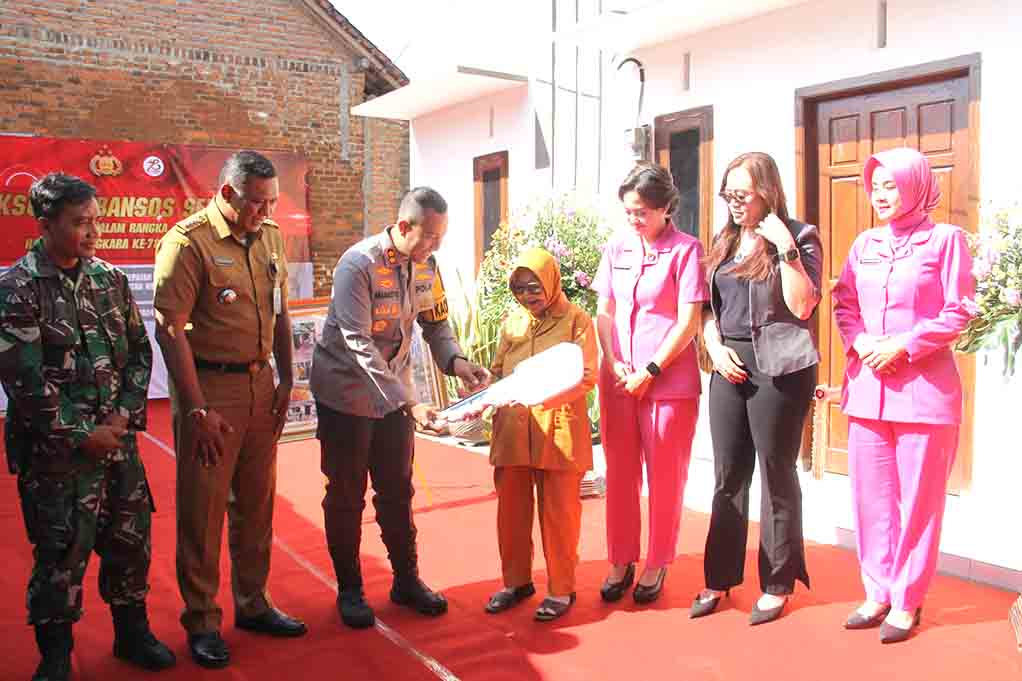 Sambut Hari Bhayangkara Ke 78, Polres Kediri Kota Beri Hadiah Warakawuri Bedah Rumah