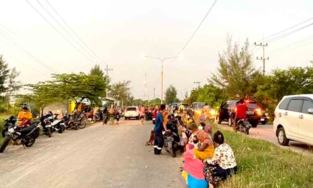 Tangki Pertamina Bocoran, Warga Berhamburan Keluar Tinggalkan Rumah