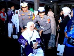Terlihat Sigap dan Senyum Ikhlas Polwan Ngawi Layani Kepulangan Jamaah Haji