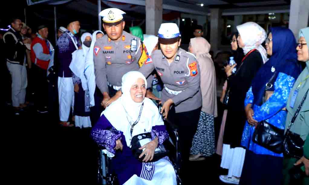 Terlihat Sigap Dan Senyum Ikhlas Polwan Ngawi Layani Kepulangan Jamaah Haji