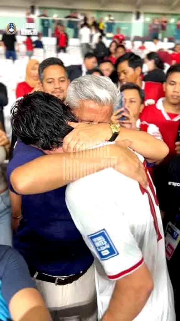 Thom Haye, Peluk Sang Ayah Di Tribune Gbk 2