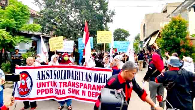 Tuntut Transparansi Ppdb Di Sman 4 Depok, Lsm Dkr Gelar Aksi