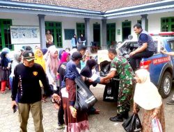 Warga Terima Bantuan Sembako Dari Dinas Sosial Melalui Satgas TMMD