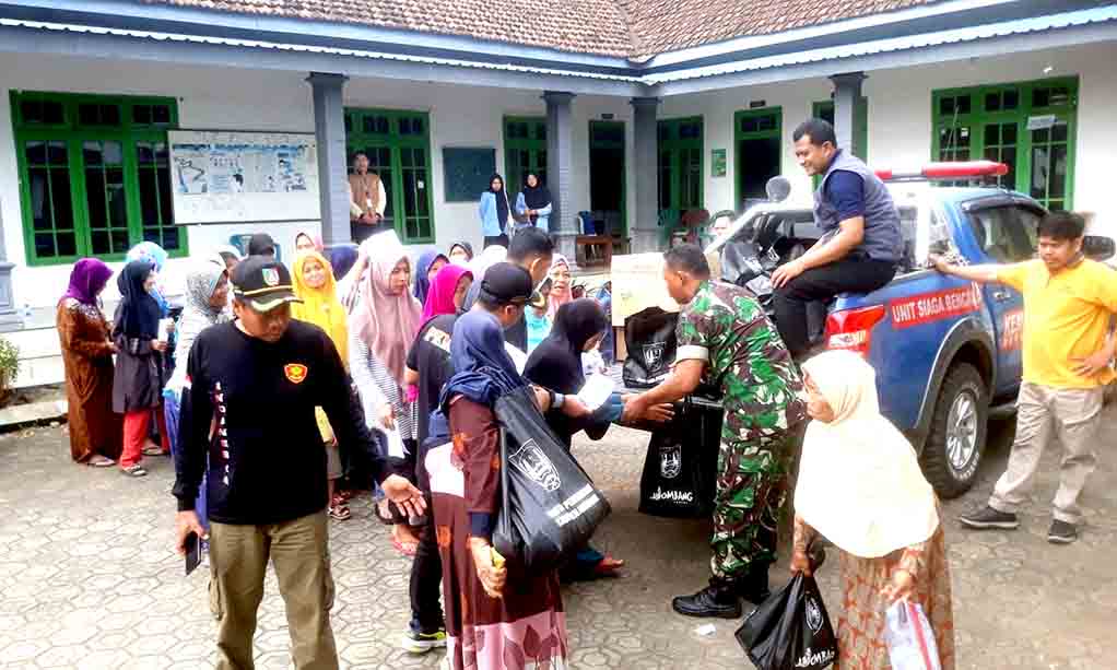 Warga Terima Bantuan Sembako Dari Dinas Sosial Melalui Satgas Tmmd